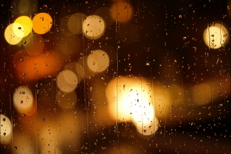 城市 晚上 灯光 雨夜 磨砂玻璃图片