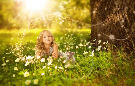 小女孩 阳光 草地 花朵 树木 人物风景图片