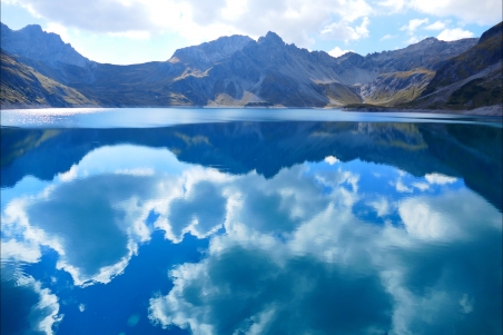 蓝色湖水 天空 云 山水山水倒影4k风景图片