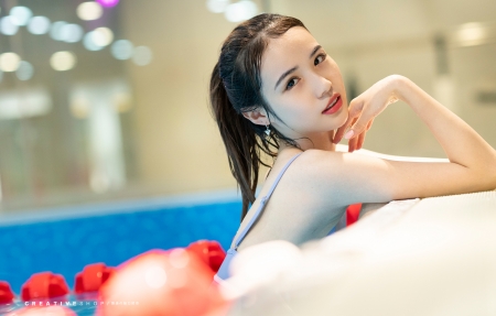 泳池养眼比基尼美女高清4k壁纸3840x2160