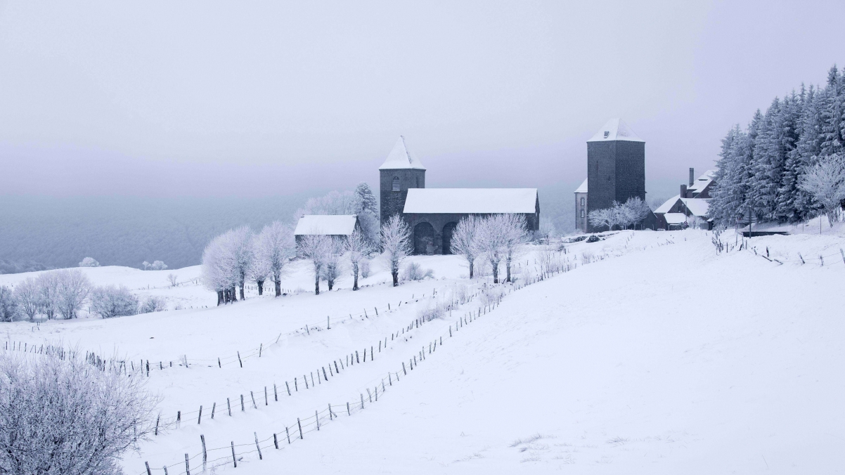 冬天雪风景房子树栅栏4k风景壁纸