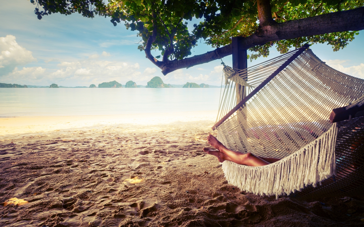 海滩树吊床休息放松美女4k壁纸