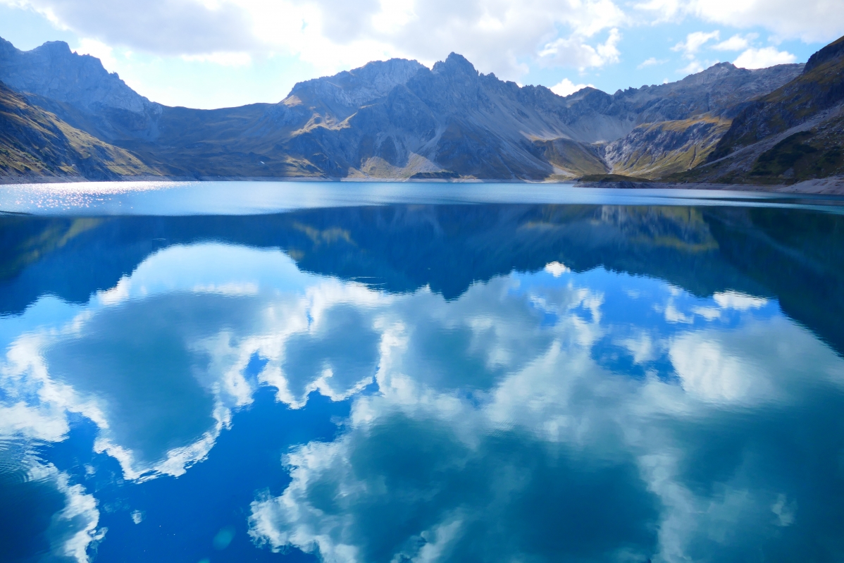 湖云 天空 蓝色湖水 5k山水风景壁纸