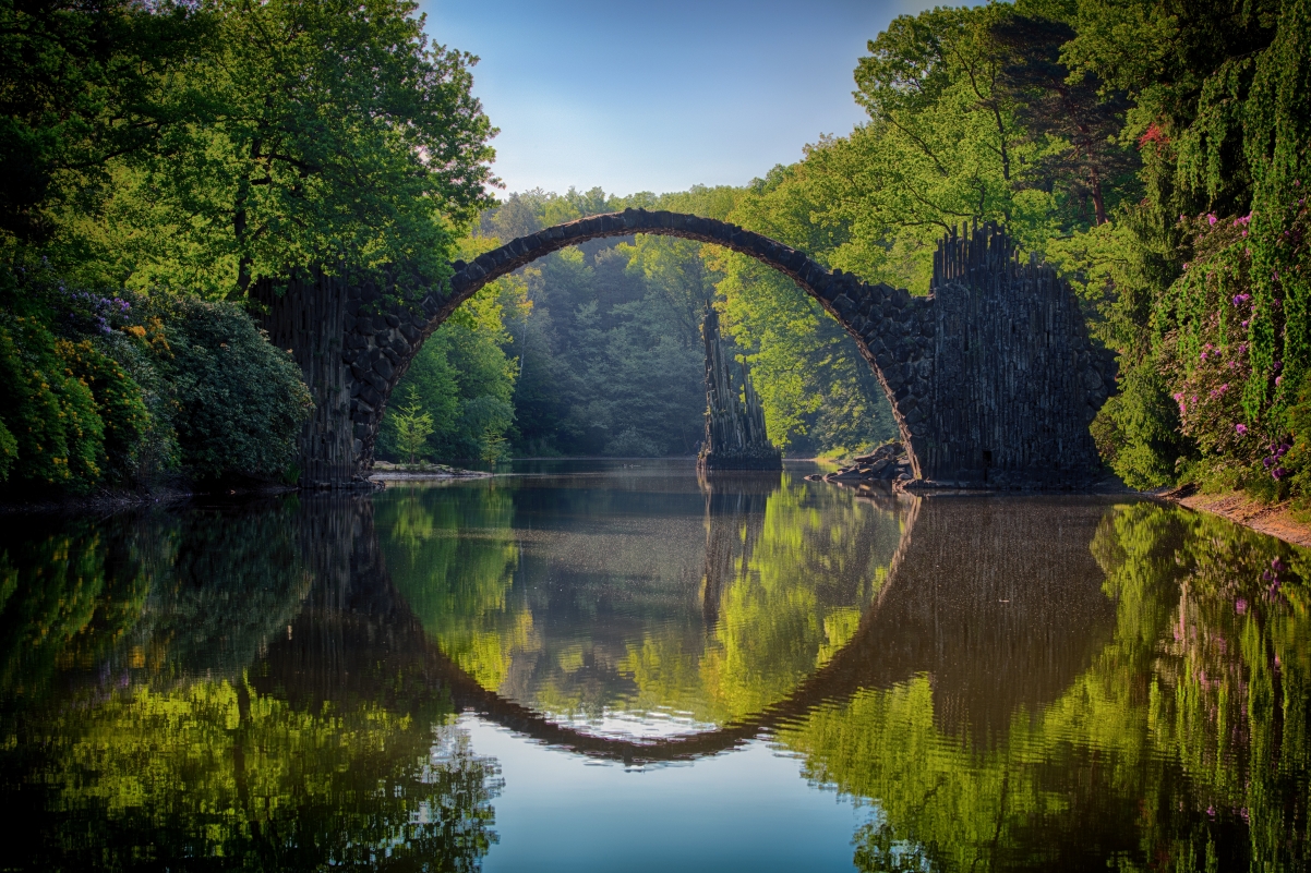 Devils Bridge 桥梁和绿色树木 河流 倒映6k自然风景壁纸