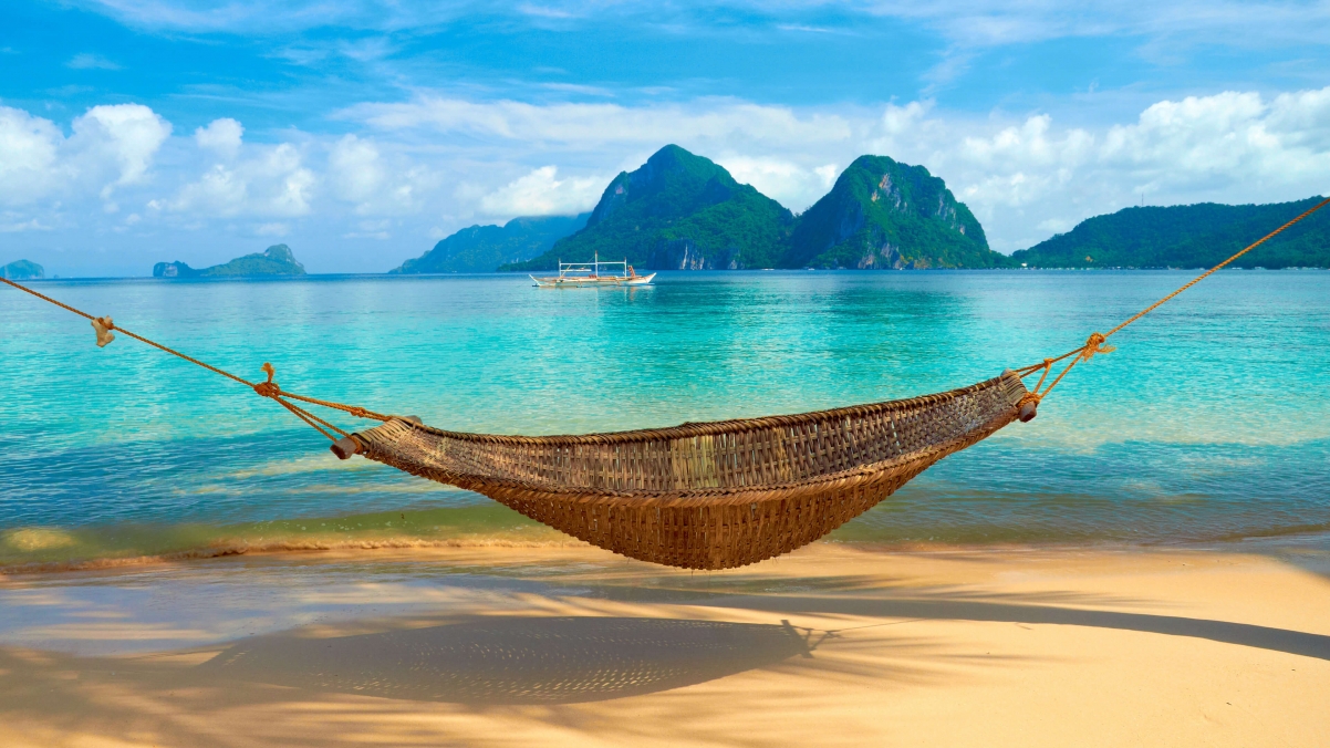 度假浪漫海边沙滩吊床4k风景壁纸