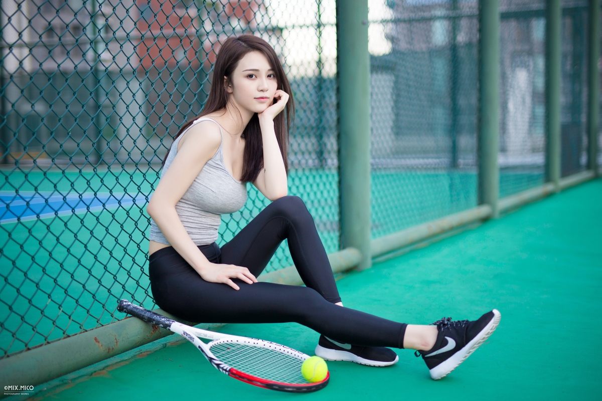 坐在网球场运动型超好身材清纯美女4k壁纸