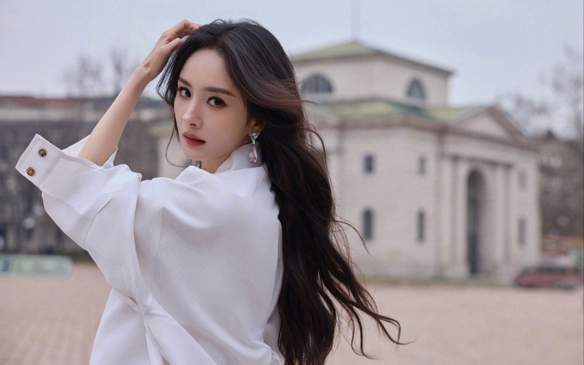 ��ɫ�·���Ů���� ��ͷ 4K���Ա�ֽ3840x2400