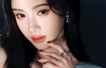 美女 气质 时尚 暗黑背景 5K壁纸 5120x3200