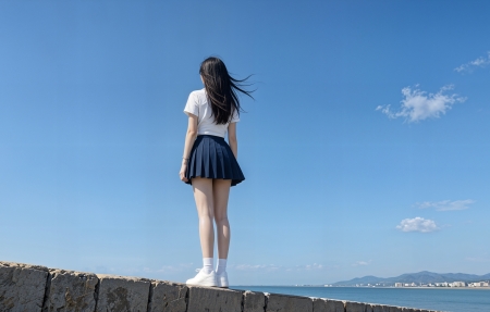 海边 蓝天 长发美女背影 望着远方 4K高清美女壁纸 3840x2160