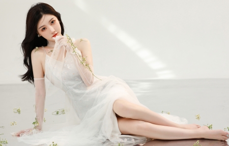 室内 光影 漂亮美女白色裙子 皱菊花 4K电脑壁纸3840x2160