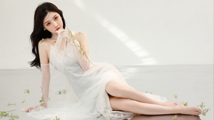 室内 光影 漂亮美女白色裙子 皱菊花 4K电脑壁纸3840x2160